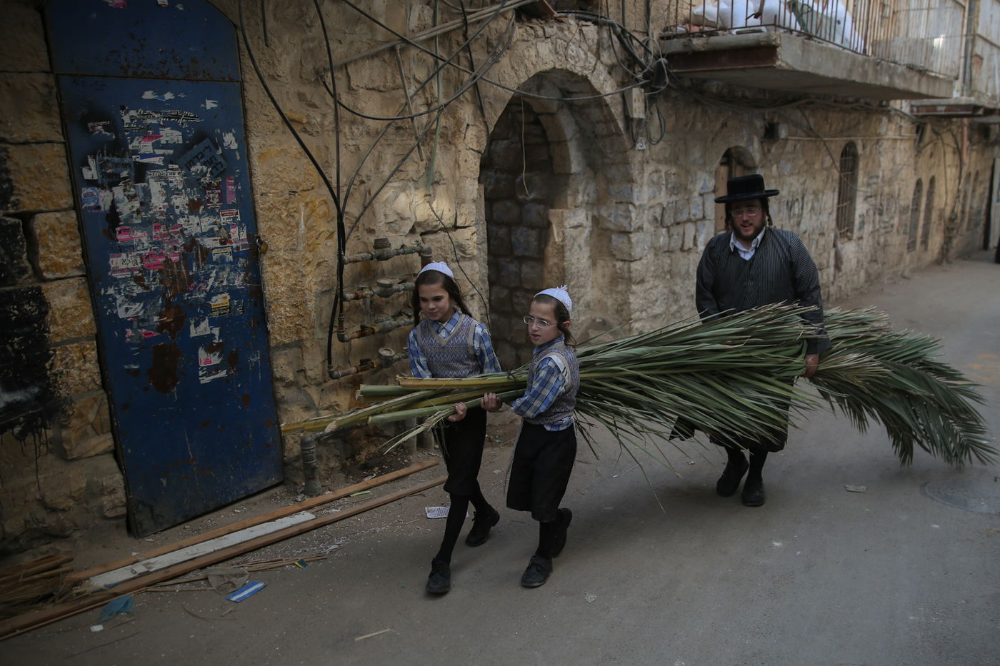 העבודה של המחמירים: סוחבים סכך • תיעוד