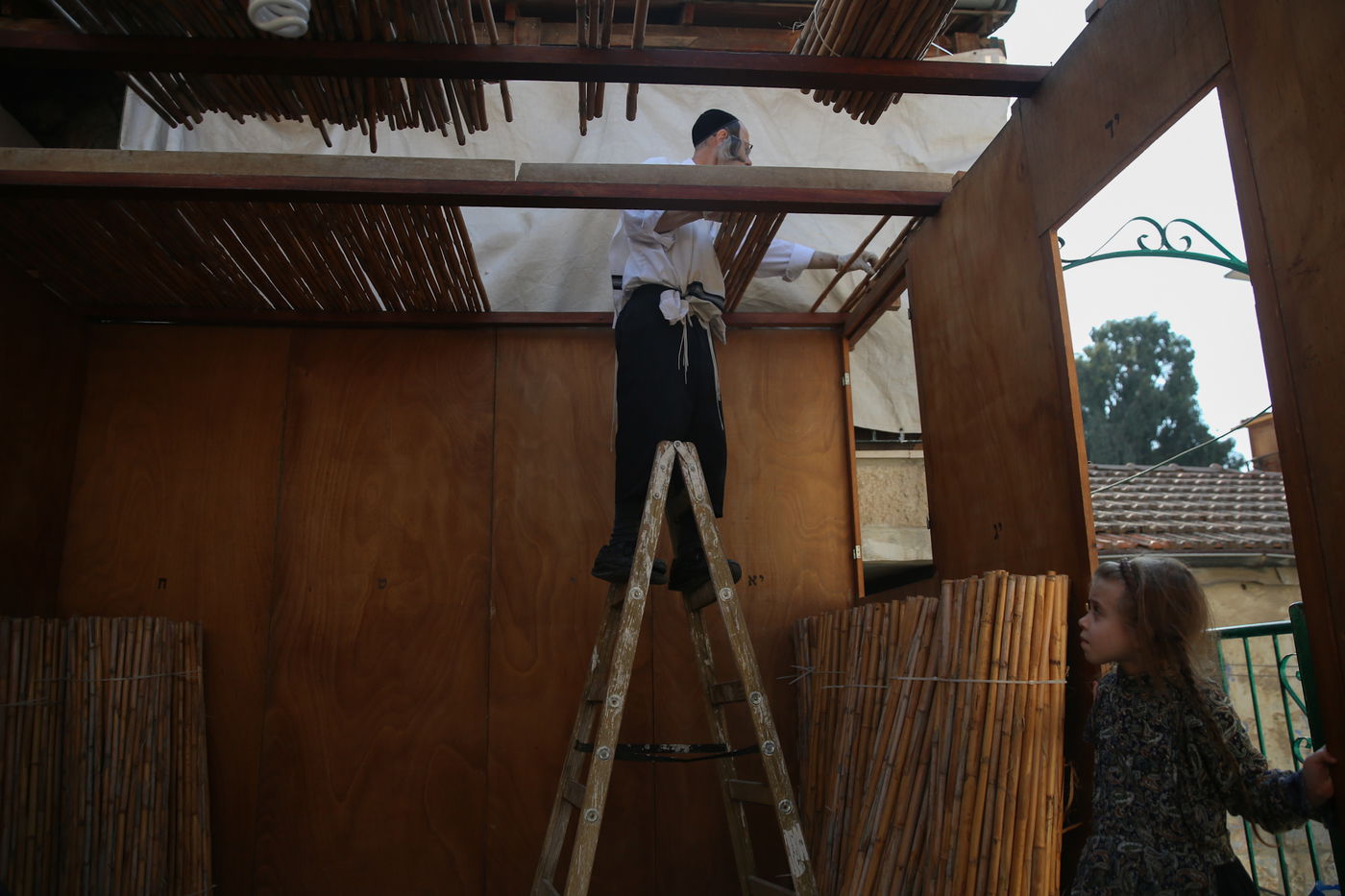 העבודה של המחמירים: סוחבים סכך • תיעוד