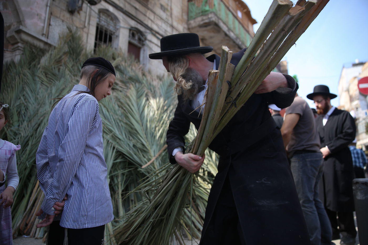 העבודה של המחמירים: סוחבים סכך • תיעוד