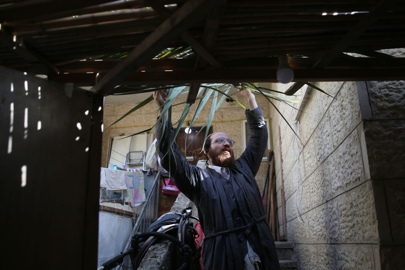 העבודה של המחמירים: סוחבים סכך • תיעוד