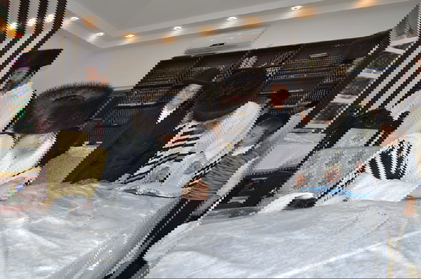 הרבי עלה על הסולם וסיכך בידיו את הסוכה