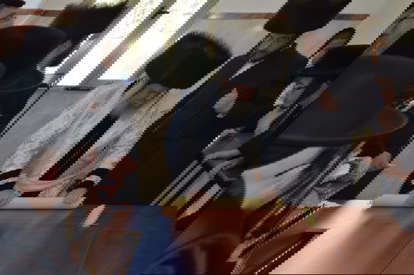 הרבי עלה על הסולם וסיכך בידיו את הסוכה