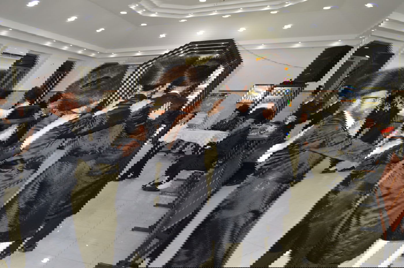 הרבי עלה על הסולם וסיכך בידיו את הסוכה