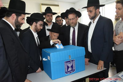 פינדרוס לצדו של הגר"ג אדלשטיין בקלפי