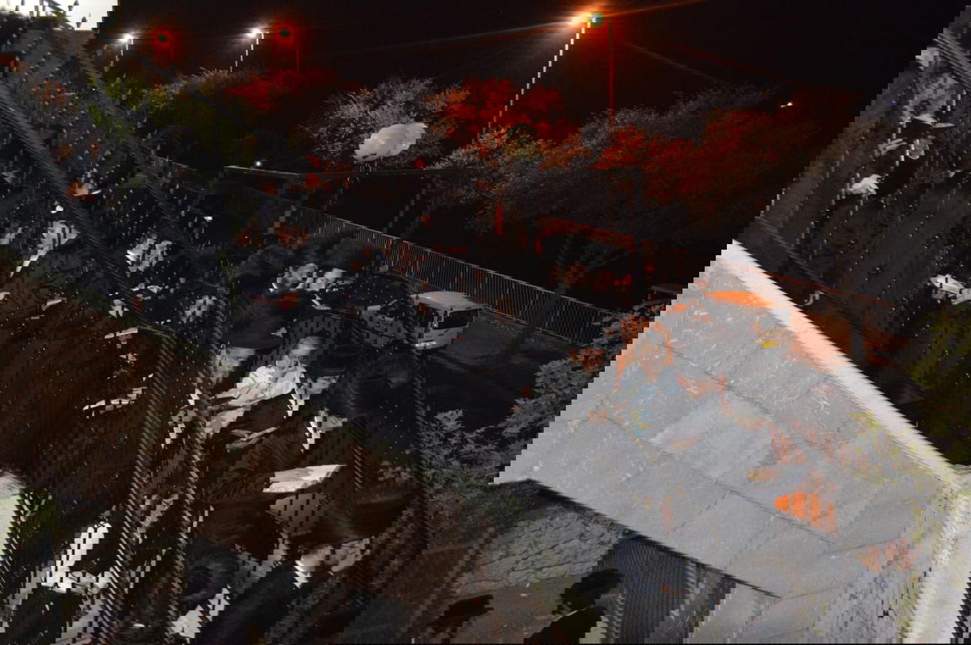 הרבי עלה על הסולם וסיכך בידיו את הסוכה