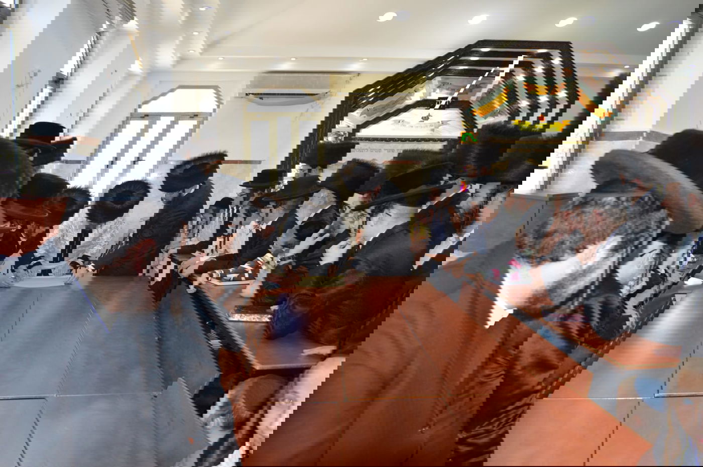 הרבי עלה על הסולם וסיכך בידיו את הסוכה