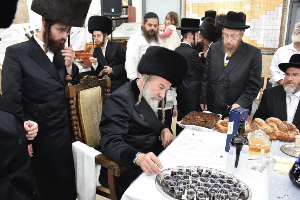 אשלג: ה'טיש יארצייט' שולב עם סעודת 'שלישי למילה'