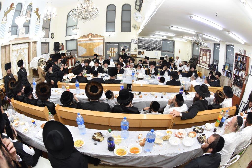 אשלג: ה'טיש יארצייט' שולב עם סעודת 'שלישי למילה'