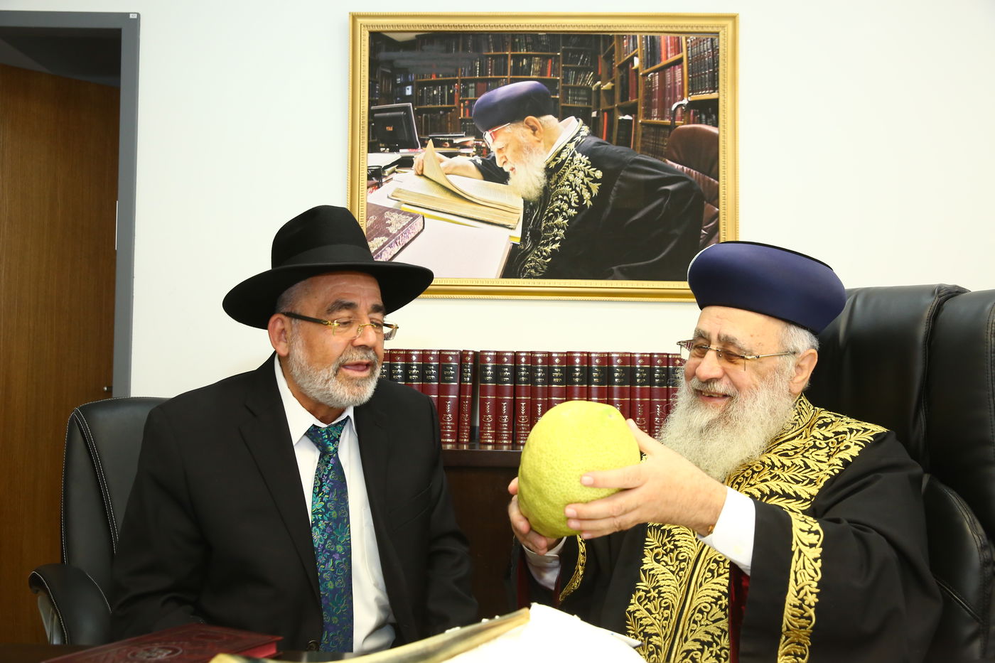 הראשון לציון הגר"י יוסף קיבל בחיוך אתרוג תימני ענק. צפו