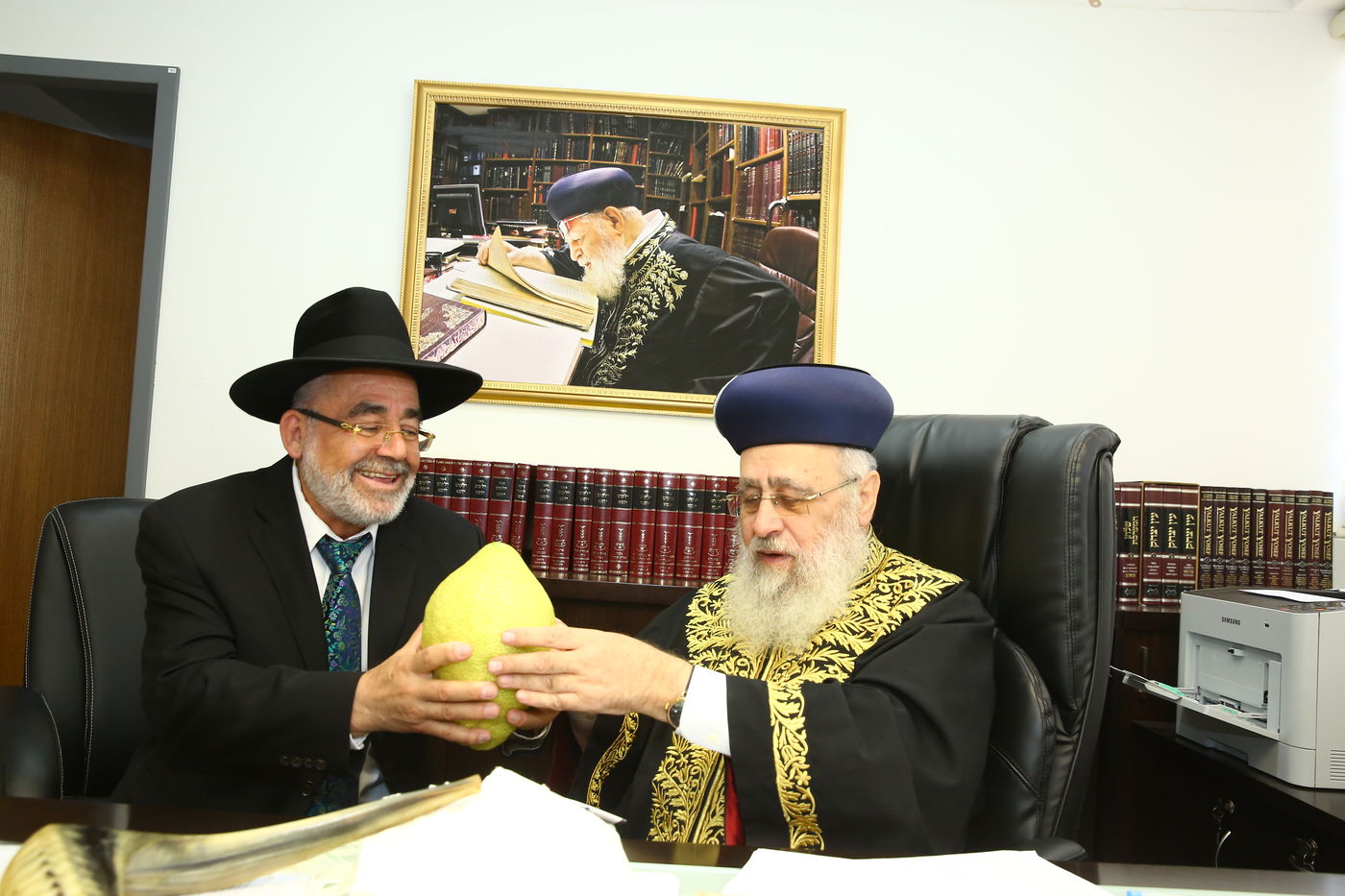 הראשון לציון הגר"י יוסף קיבל בחיוך אתרוג תימני ענק. צפו