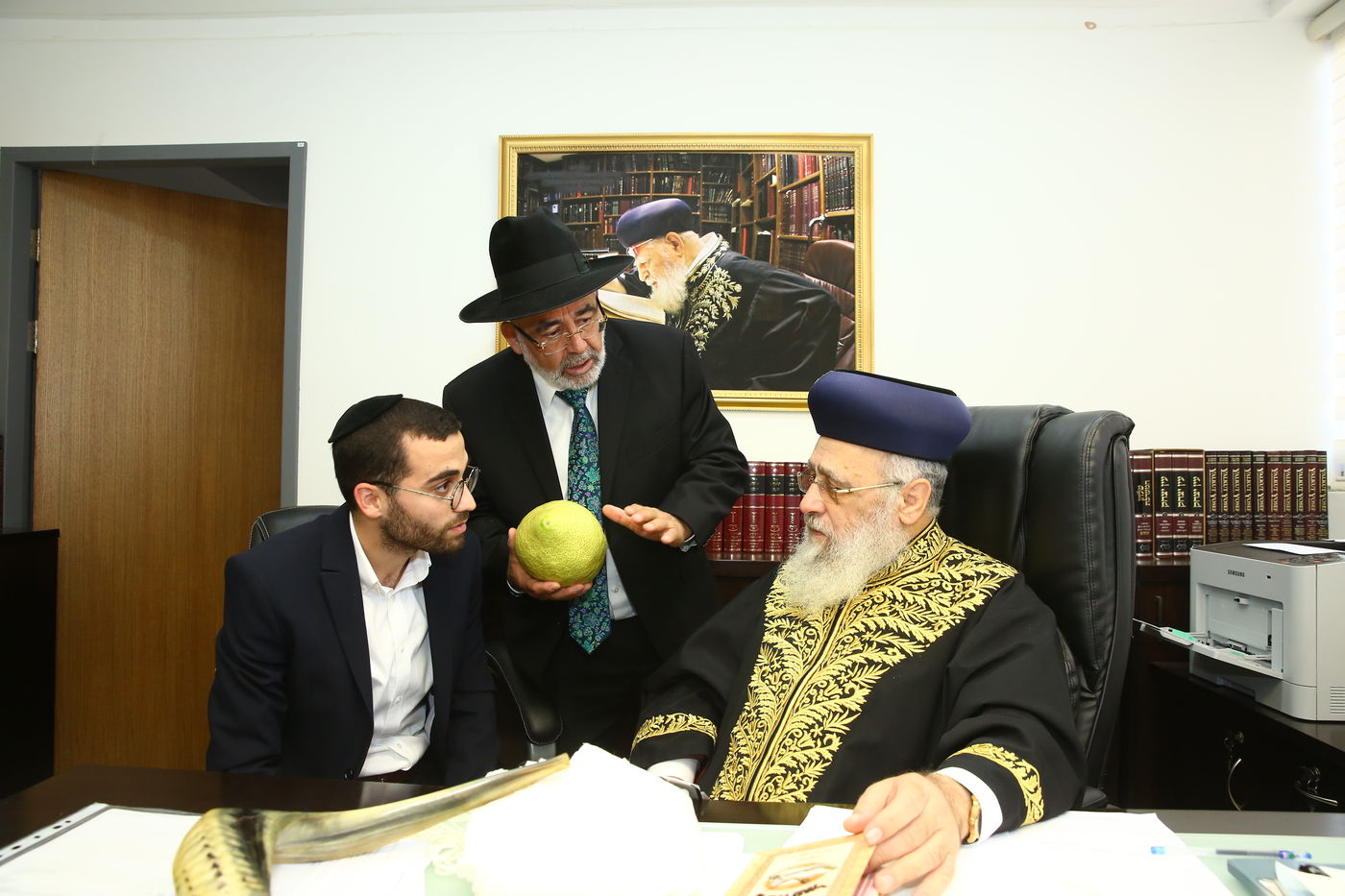 הראשון לציון הגר"י יוסף קיבל בחיוך אתרוג תימני ענק. צפו