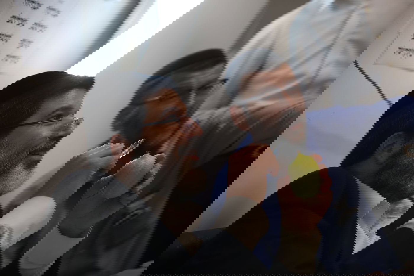 משה ליאון בחר אתרוג אצל הרב אופיר מלכה