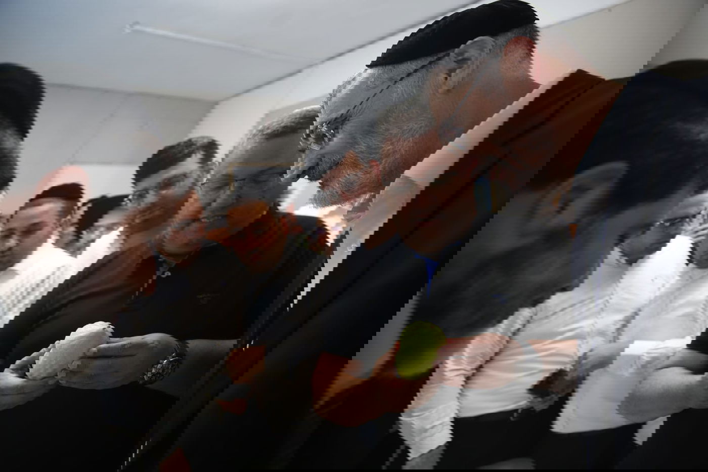 משה ליאון בחר אתרוג אצל הרב אופיר מלכה