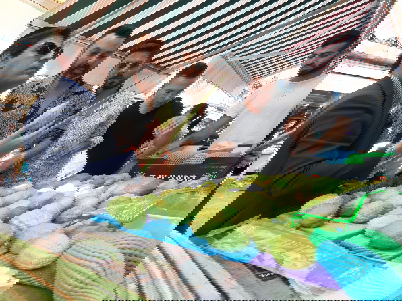 הזמר ליאור נרקיס רכש בשוק ארבעת המינים