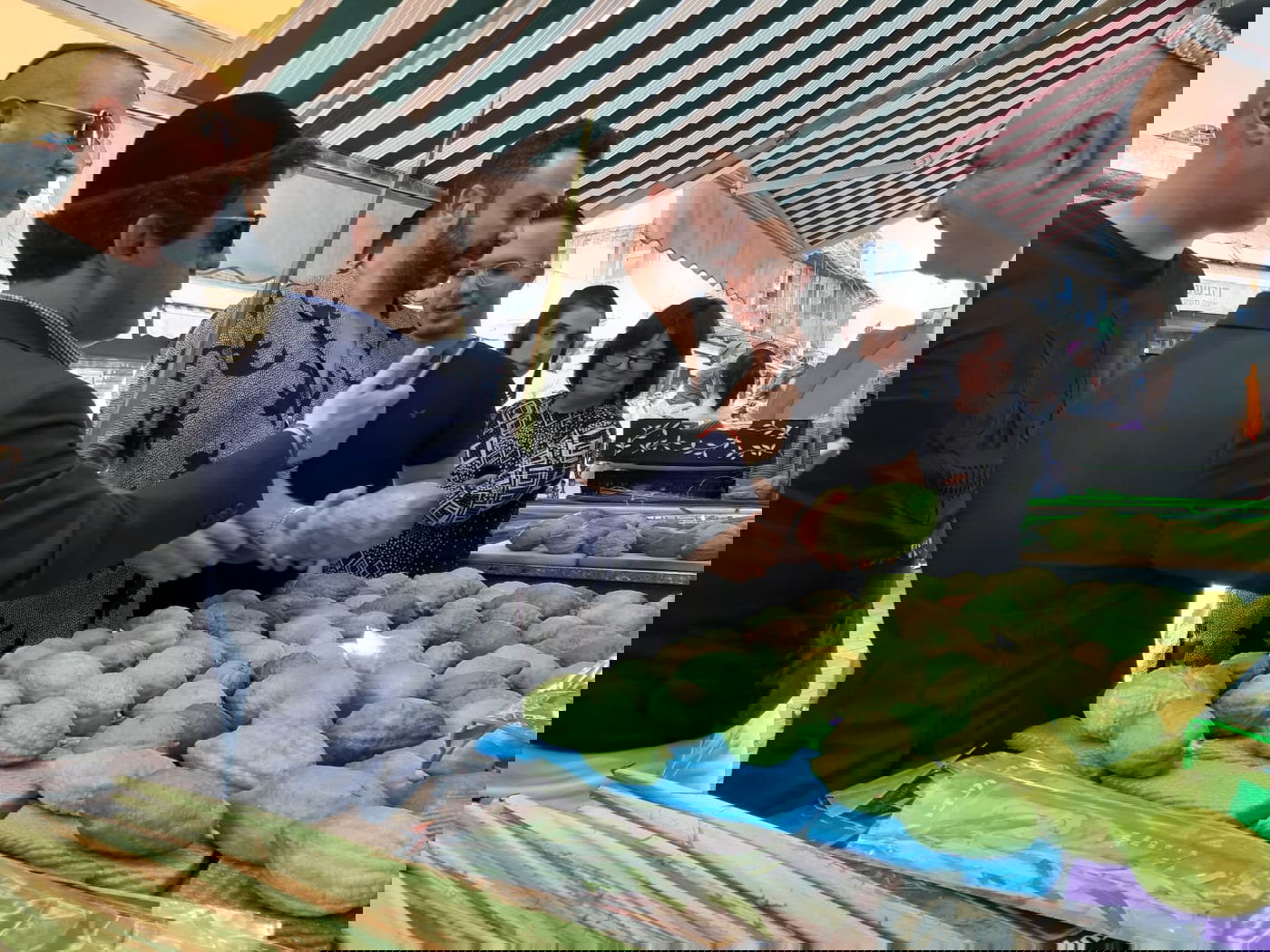 הזמר ליאור נרקיס רכש בשוק ארבעת המינים