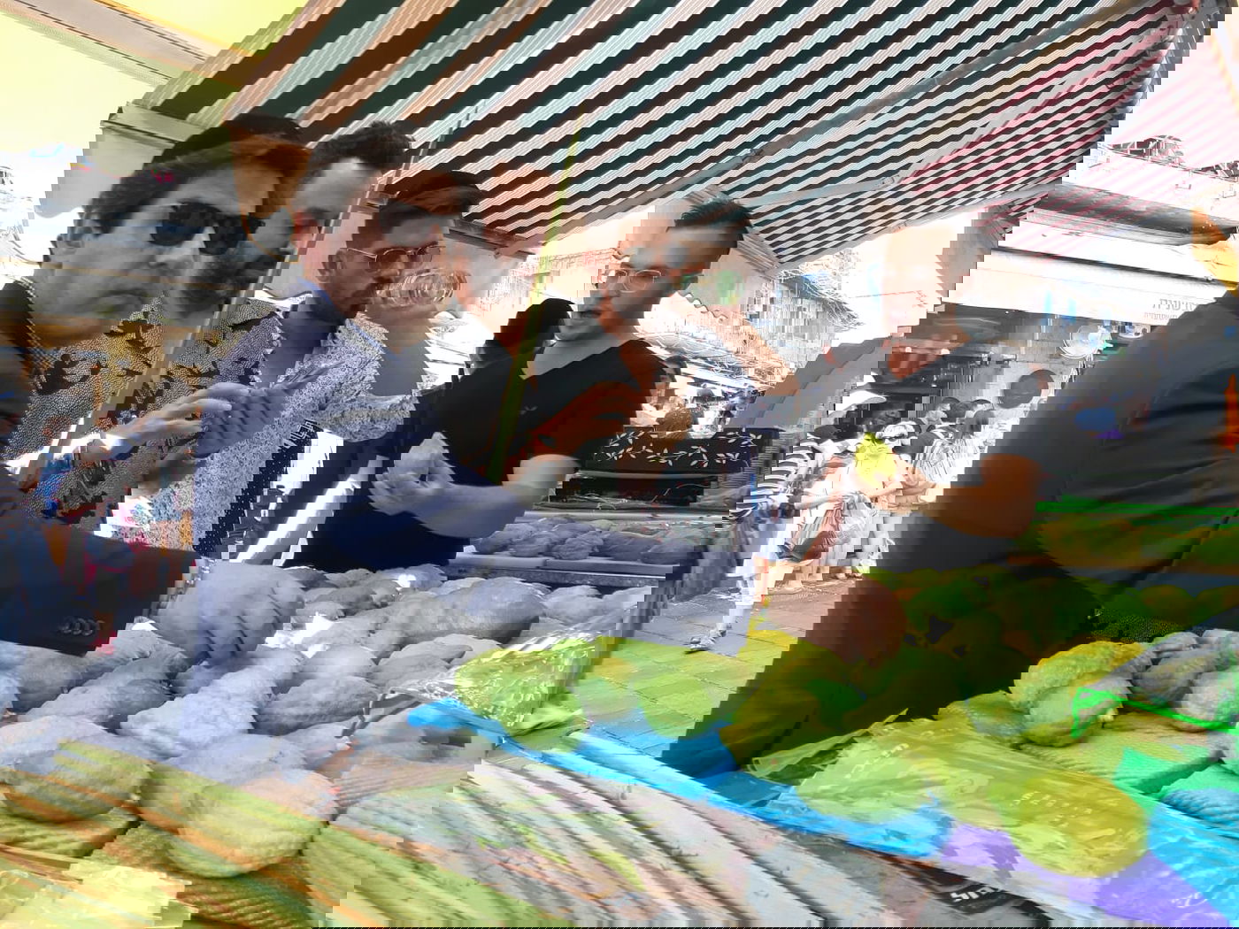 הזמר ליאור נרקיס רכש בשוק ארבעת המינים