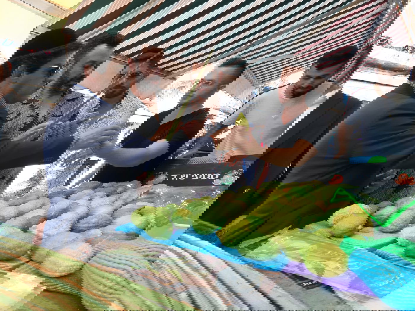 הזמר ליאור נרקיס רכש בשוק ארבעת המינים