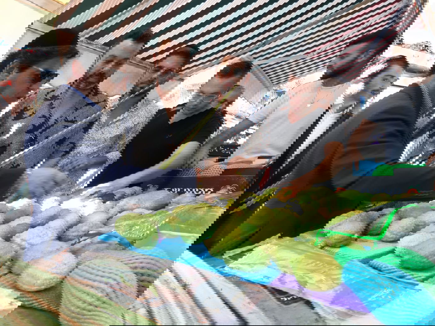 הזמר ליאור נרקיס רכש בשוק ארבעת המינים