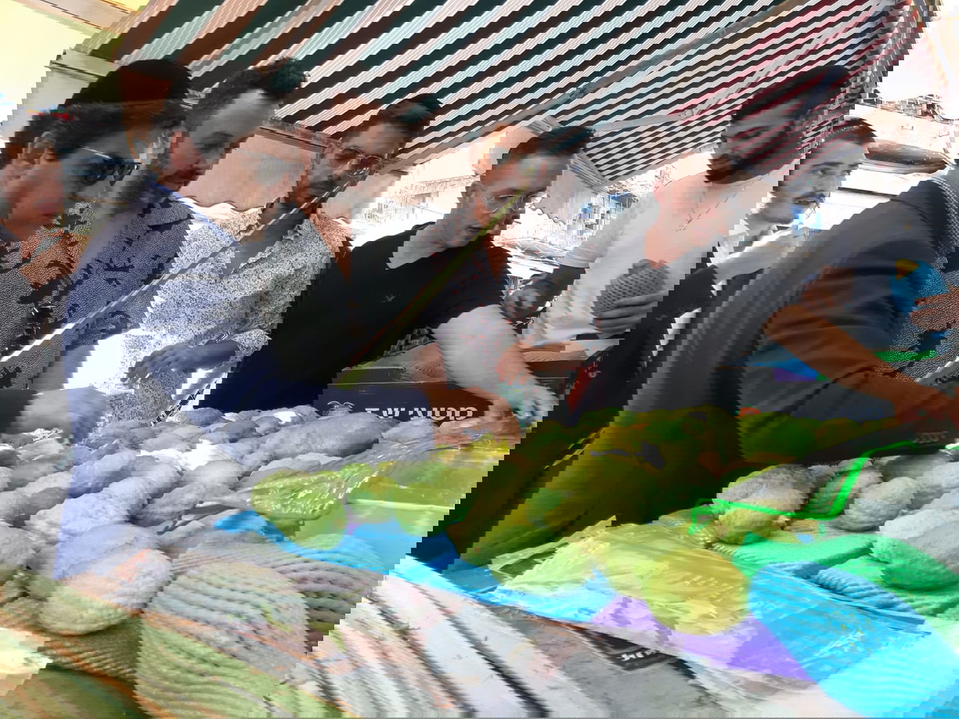 הזמר ליאור נרקיס רכש בשוק ארבעת המינים