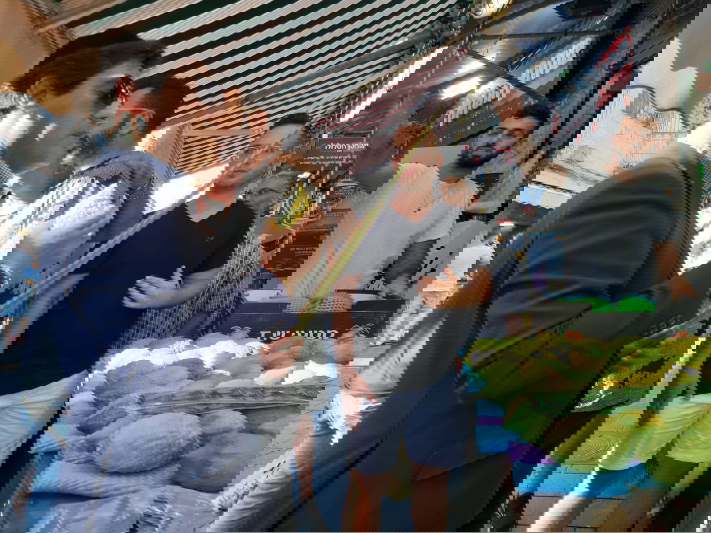 הזמר ליאור נרקיס רכש בשוק ארבעת המינים