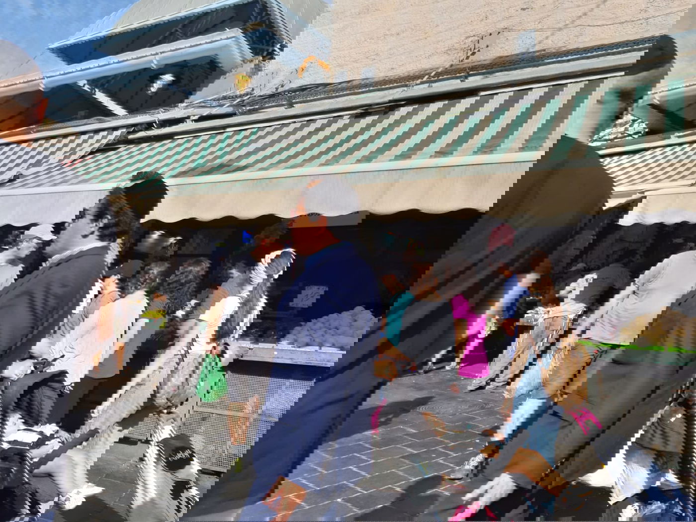 הזמר ליאור נרקיס רכש בשוק ארבעת המינים