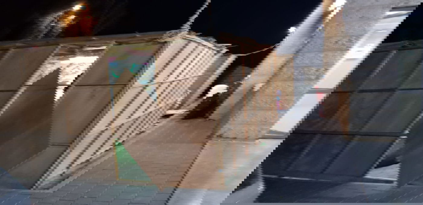 בליל החג בצפת: עשרות סוכות התפרקו בשל רוחות עזות