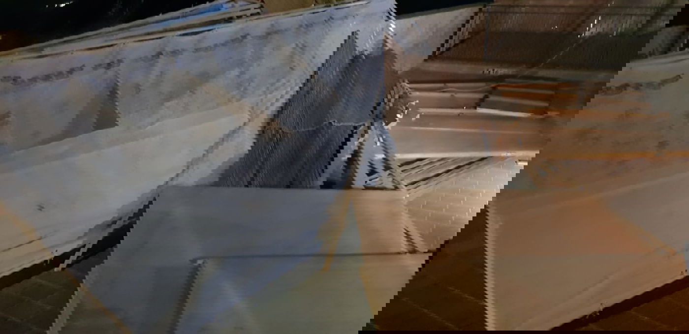 בליל החג בצפת: עשרות סוכות התפרקו בשל רוחות עזות