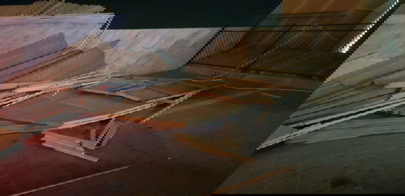 בליל החג בצפת: עשרות סוכות התפרקו בשל רוחות עזות