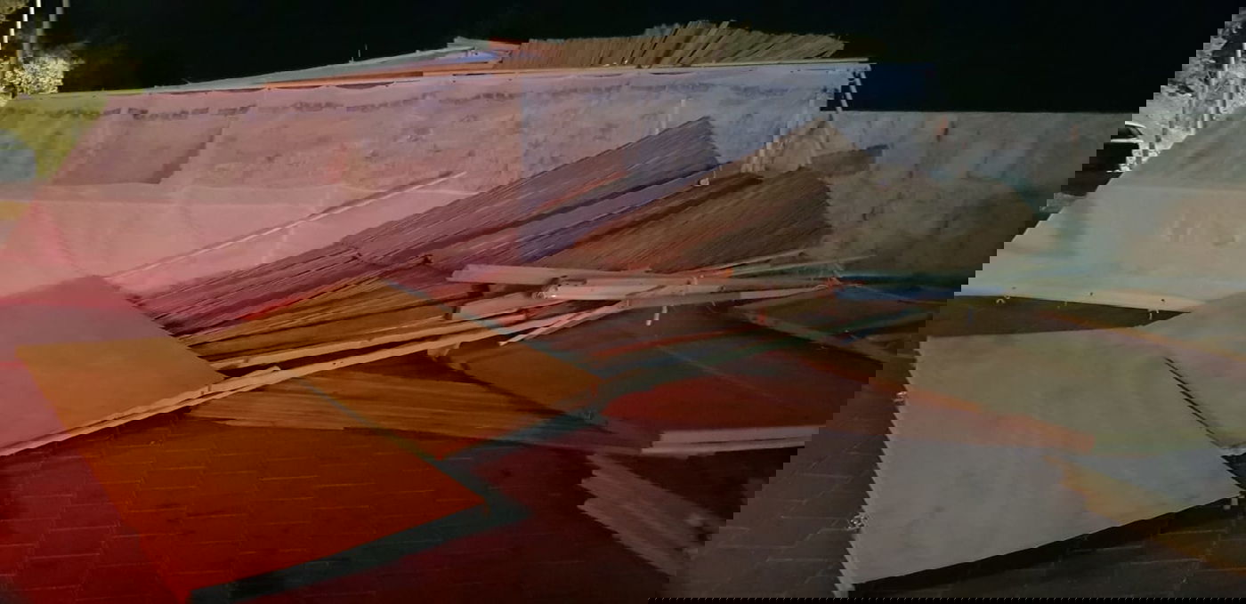 בליל החג בצפת: עשרות סוכות התפרקו בשל רוחות עזות