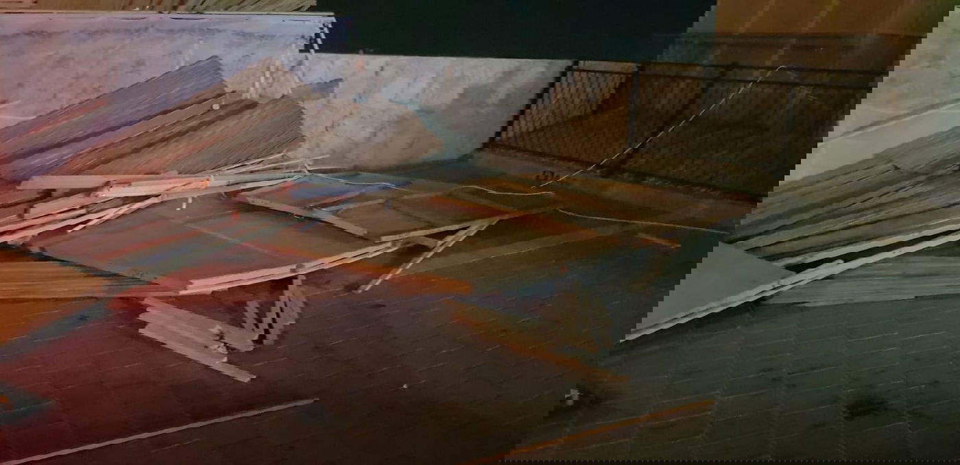 בליל החג בצפת: עשרות סוכות התפרקו בשל רוחות עזות