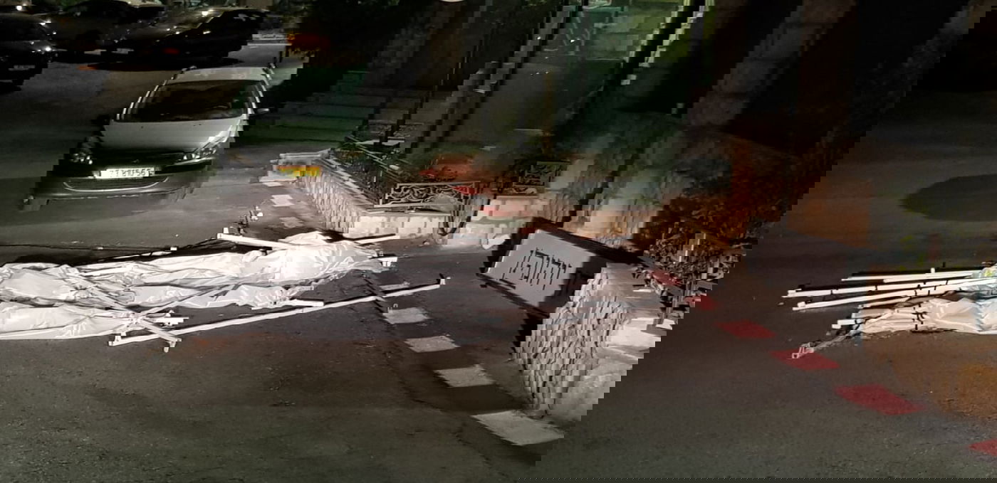 בליל החג בצפת: עשרות סוכות התפרקו בשל רוחות עזות