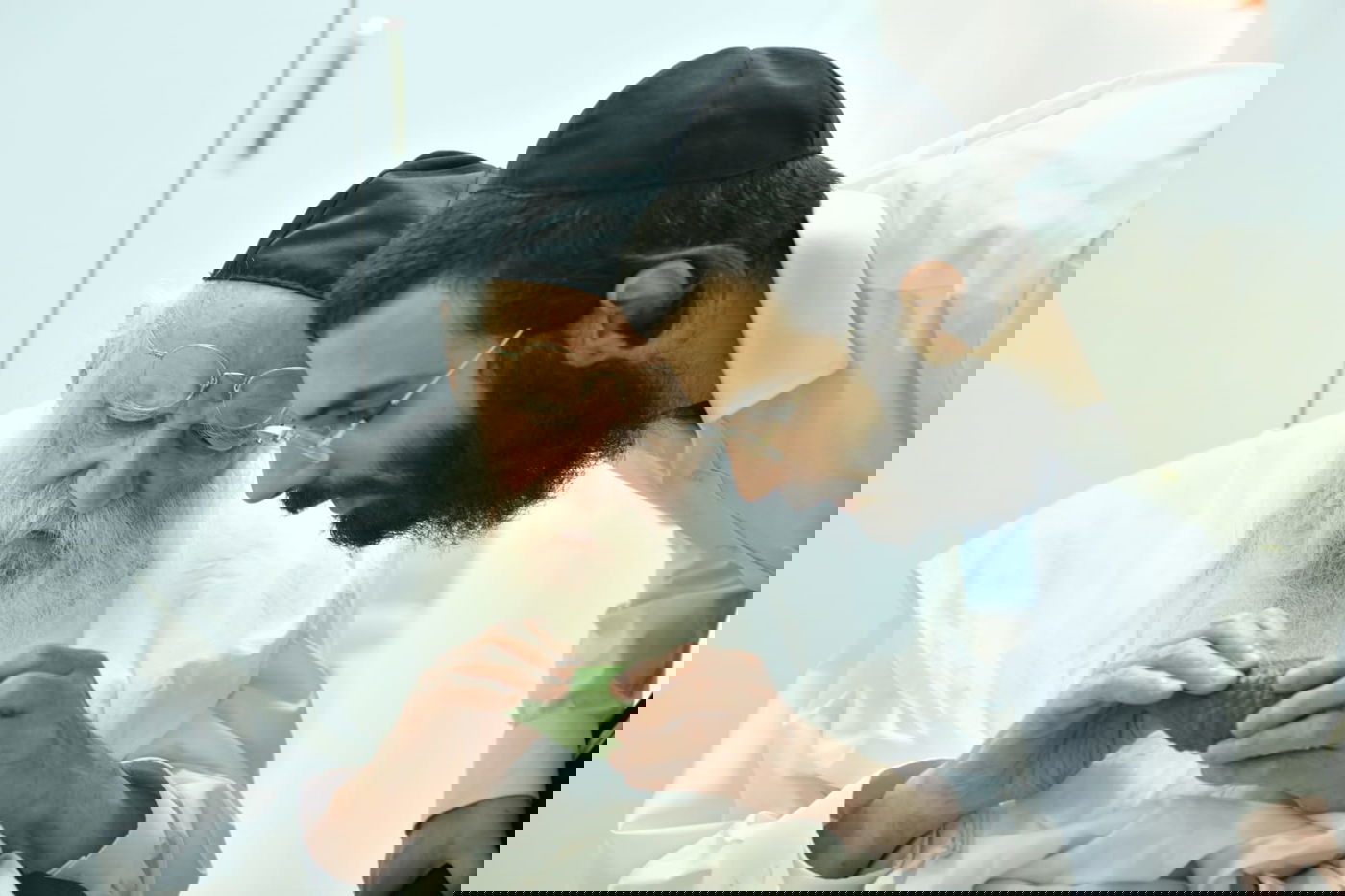 צפו: מהאתרוג עד ההבדלה; חג ראשון אצל הגאון רבי מאיר גריינמן