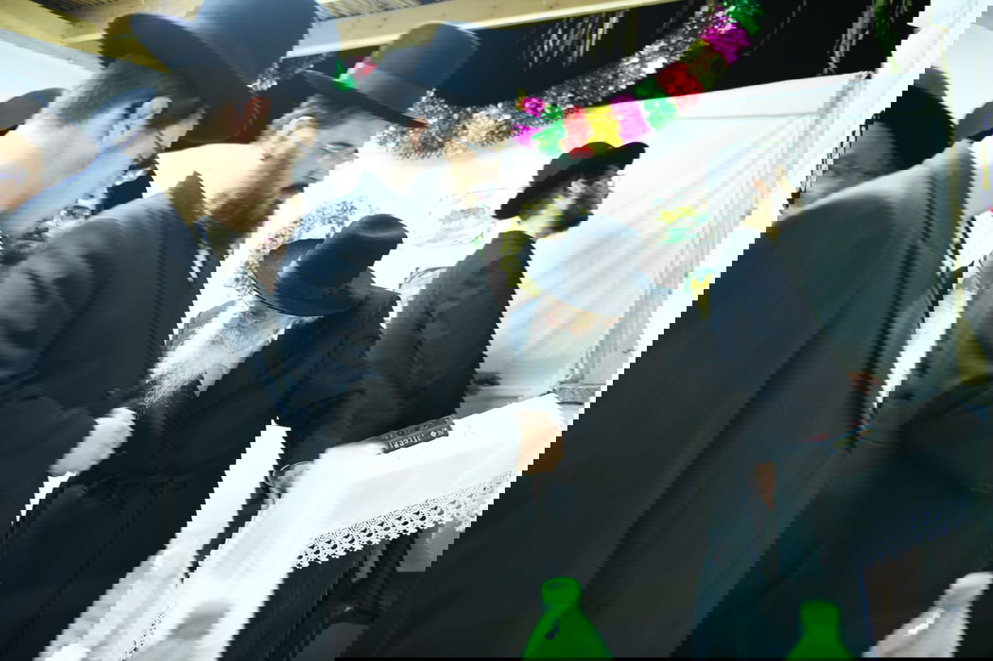 צפו: מהאתרוג עד ההבדלה; חג ראשון אצל הגאון רבי מאיר גריינמן