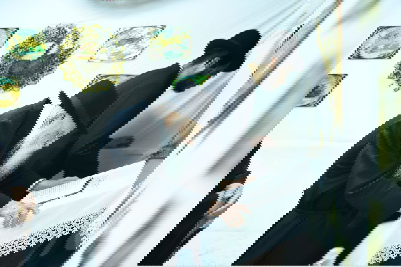 צפו: מהאתרוג עד ההבדלה; חג ראשון אצל הגאון רבי מאיר גריינמן