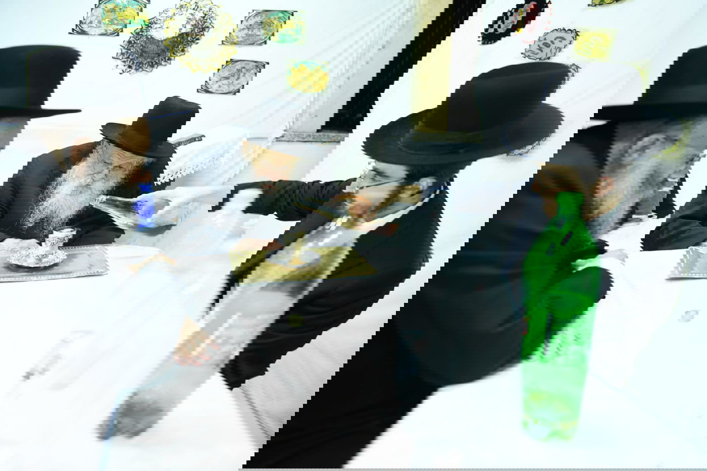 צפו: מהאתרוג עד ההבדלה; חג ראשון אצל הגאון רבי מאיר גריינמן