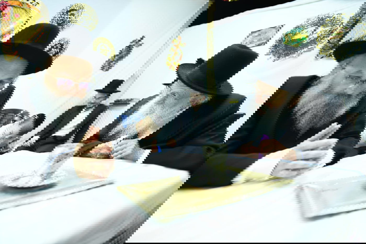 צפו: מהאתרוג עד ההבדלה; חג ראשון אצל הגאון רבי מאיר גריינמן