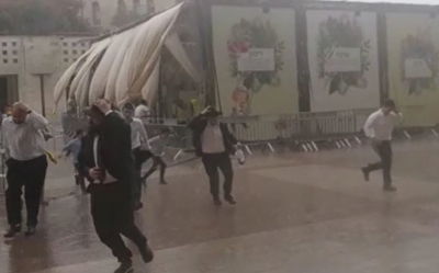 צפו: הזמר בני פרידמן נמלט מהגשם בירושלים