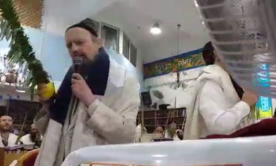 צפו: המקובל שר את ה'הלל' בליווי מוסיקלי