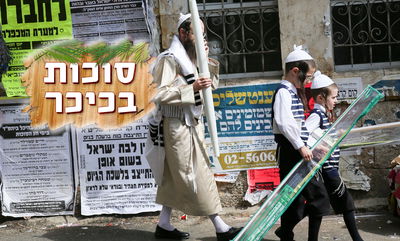 כשבמאה שערים חזרו מתפילת 'שחרית'. צפו