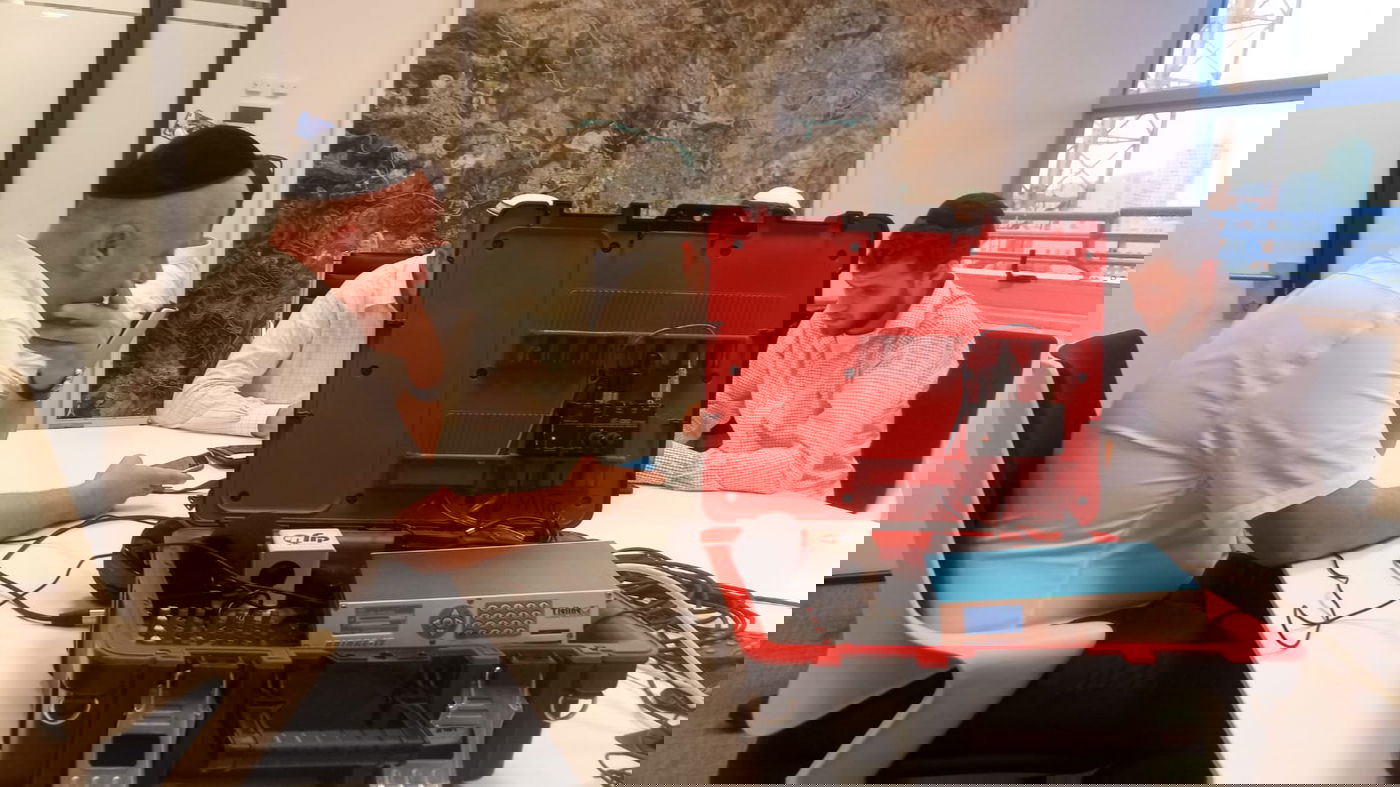 צפו: הזמר בני פרידמן נמלט מהגשם בירושלים