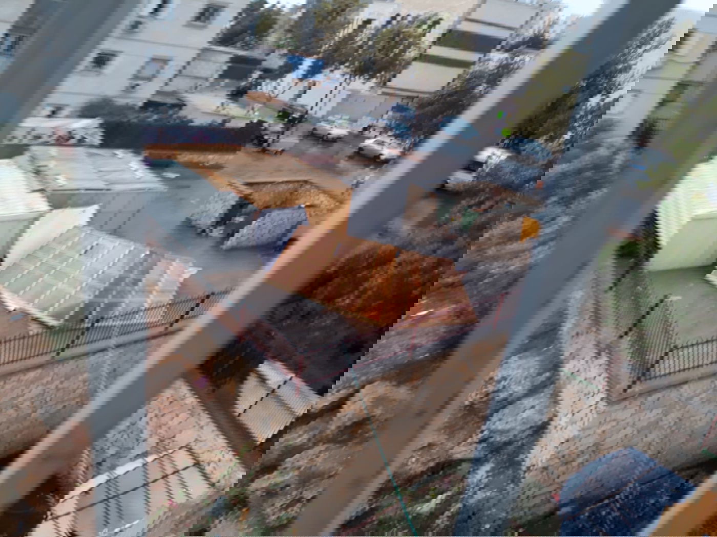 שוב - גשם; צפו ברוחות העזות מפרקות את הסוכות