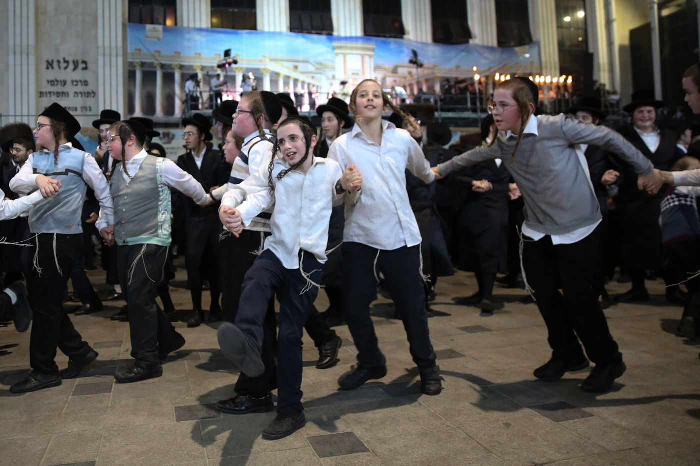 לאור אבוקות: אלפי החסידים פיזזו ב'שמחת בית השואבה'