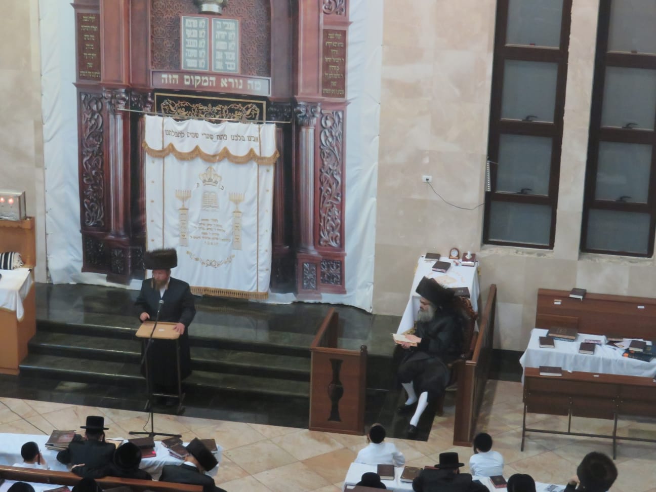 רב קהילת חסידי צאנז מסר שיעור תורה בויז'ניץ