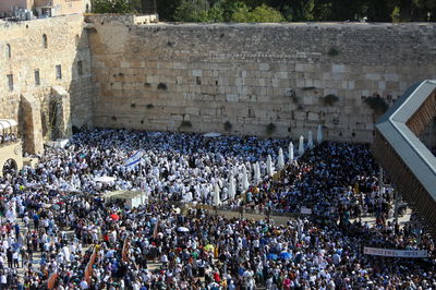 המעמד של 'ברכת כהנים' מהמרפסת של ישיבת 'פורת יוסף'