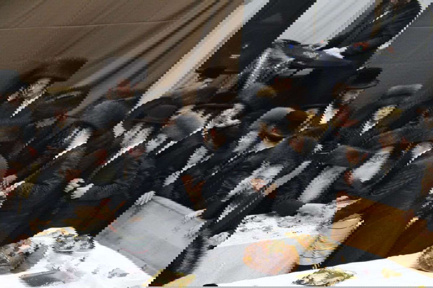 האדמו"ר ממכנובקא חילק 'פרנסה ברויט'