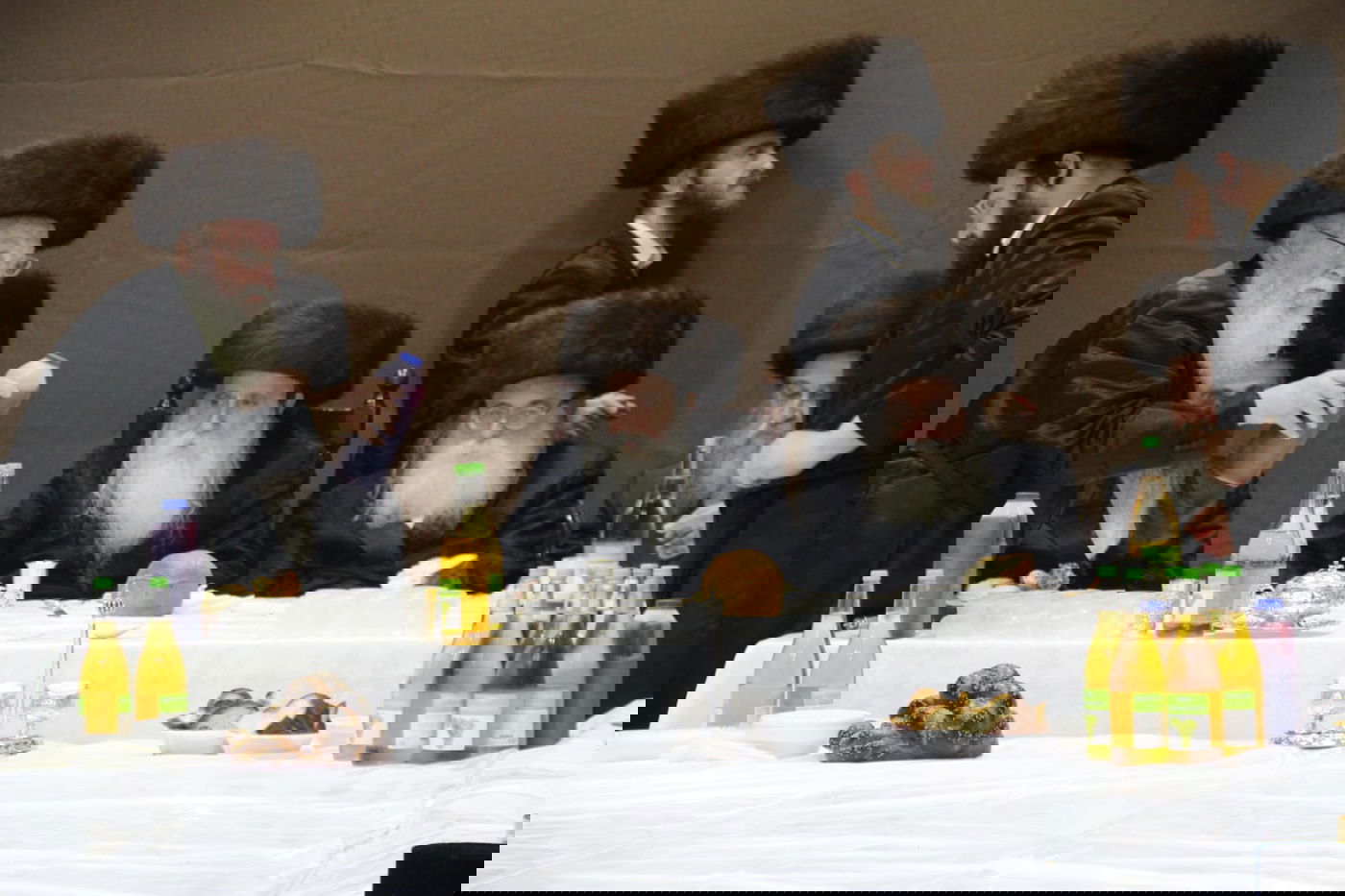 האדמו"ר ממכנובקא חילק 'פרנסה ברויט'