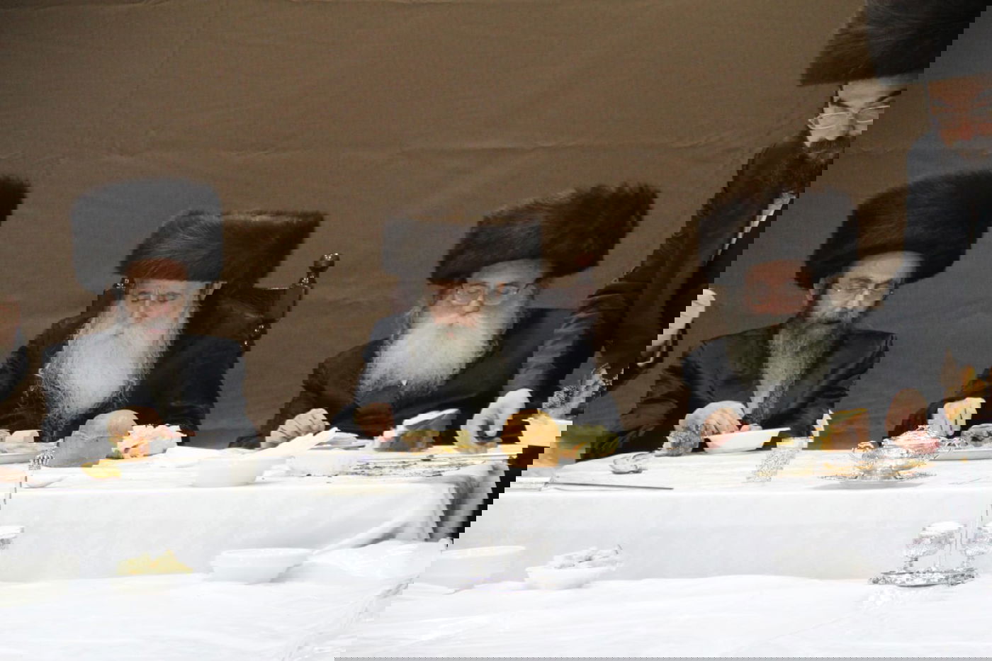 האדמו"ר ממכנובקא חילק 'פרנסה ברויט'