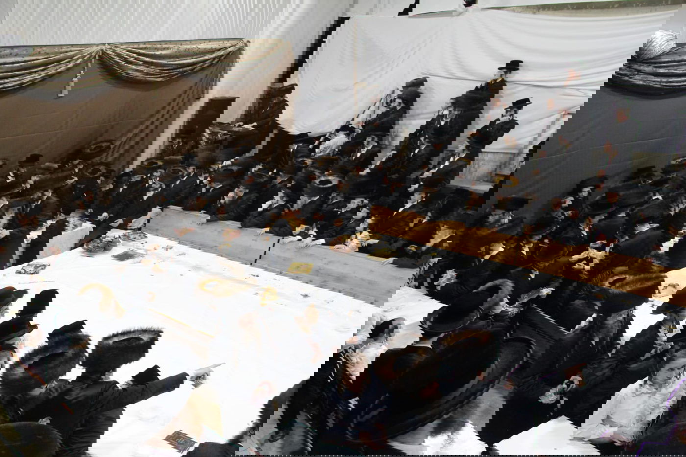 האדמו"ר ממכנובקא חילק 'פרנסה ברויט'