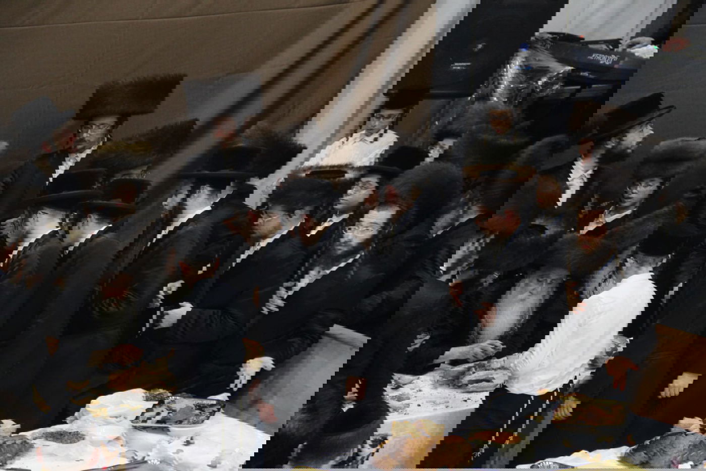 האדמו"ר ממכנובקא חילק 'פרנסה ברויט'