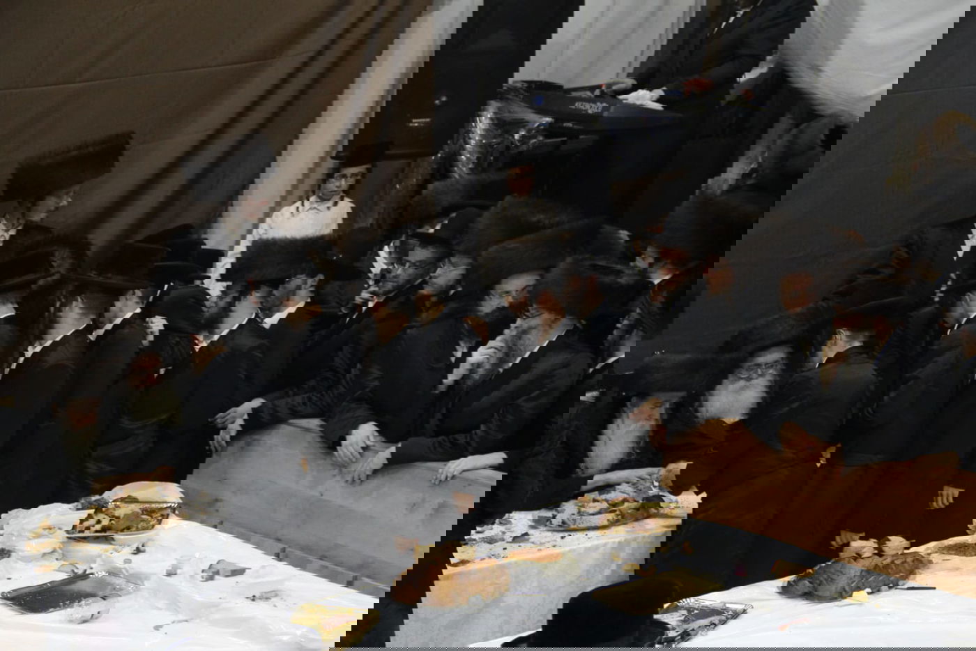 האדמו"ר ממכנובקא חילק 'פרנסה ברויט'